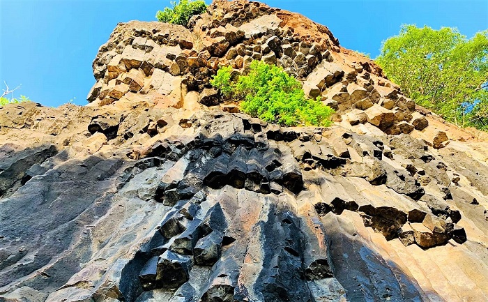 Bãi đá cổ Kông Yang được xem là điểm du lịch mới nổi