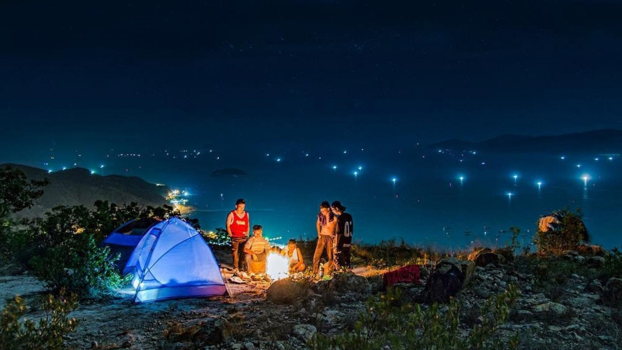 Tham gia cắm trại qua đêm tại đồi Thiên Phúc Đức là trải nghiệm tuyệt vời