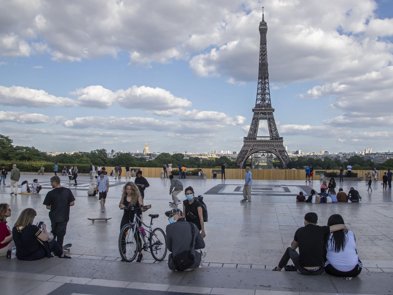 Tháp Eiffel mở cửa trở lại là tin mừng với các hộ kinh doanh dịch vụ