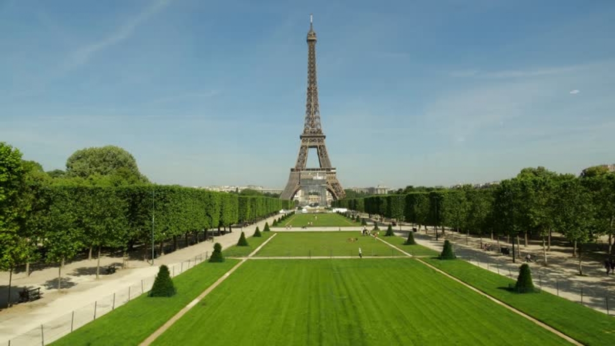 Tháp Eiffel mở cửa đón khách du lịch trở lại